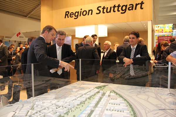 Auf der Messe Expo Real 2013 zeigte Oberbürgermeister Wolfgang Lützner (links im Bild) neue Entwicklungen des Flugfeldes, u.a. interessierte sich Günther Oettinger (Mitte) für den aktuellen Stand.