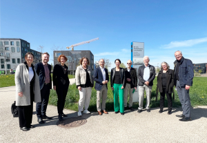 Regierungspräsidentin Susanne Bay auf Stippvisite auf dem Flugfeld