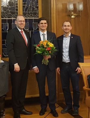 Sindelfingens Oberbürgermeister Dr. Bernd Vöhringer (li.) und Böblingens Oberbürgermeister Dr. Stefan Belz (r.) gratulieren dem neuen Geschäftsführer Alexander Grullini (m.).