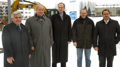 Rainer Alber (Bauunternehmung Rommel), Olaf Scholz (Geschäftsführer ZV Flugfeld), Stephan Prinz (Vorstand GWG), OB Dr. Bernd Vöhringer, Christian Holz (Vorstand GWG)