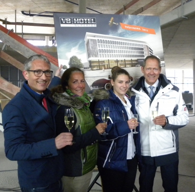 Hotelier Simenon Schad mit Frau Karen und Tochter Philine stellen mit Investor Andreas Dünkel (v.l.) den Baufortschritt des neuen V8 Hotels vor.