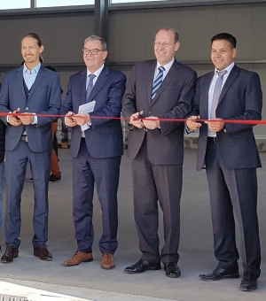 Von links nach rechts: Sascha Dorday von der Wirtschaftsförderung Sindelfingen, Peter Brenner, Geschäftsführer des Zweckverbands Flugfeld Böblingen/Sindelfingen, Sindelfingens Oberbürgermeister Dr. Bernd Vöhringer und Cem Karanfil, Geschäftsführer der Karanfil Engineering GmbH, durchschnitten gemeinsam symbolisch die Schleife zum neuen Firmensitz.