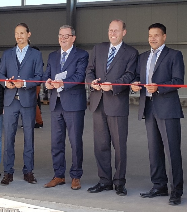 Von links nach rechts: Sascha Dorday von der Wirtschaftsförderung Sindelfingen, Peter Brenner, Geschäftsführer des Zweckverbands Flugfeld Böblingen/Sindelfingen, Sindelfingens Oberbürgermeister Dr. Bernd Vöhringer und Cem Karanfil, Geschäftsführer der Karanfil Engineering GmbH, durchschnitten gemeinsam symbolisch die Schleife zum neuen Firmensitz.