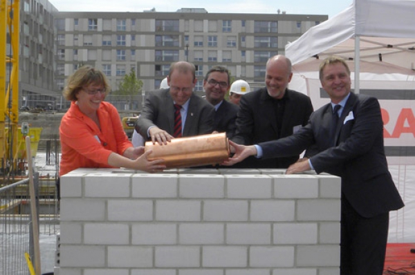 v.l.n.r.: Frau Kraayvanger, Dr. Bernd Vöhringer, Peter Brenner (GF Zweckverband Flugfeld), Stefan Willwersch (willwersch architekten bda riba), Uwe Jaggy (Direktionsleiter STRABAG Real Estate Stuttgart)