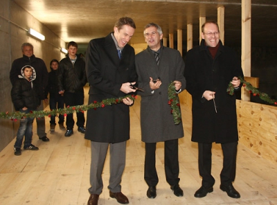 Der provisorische Durchgang zum Flugfeld ist offen! OB Wolfgang Lützner, Sven Hantel (Regionalleiter Süd-West für Station und Service der Deutschen Bahn), OB Dr Bernd Vöhringer 