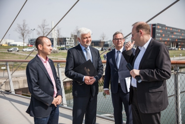 Von der Harfenbrücke aus hatten der neue Böblinger Oberbürgermeister Dr. Stefan Belz, Regierungspräsident Wolfgang Reimer, Peter Brenner, Geschäftsführer des Zweckverbands Flugfeld und der Sindelfinger Oberbürgermeister Dr. Bernd Vöhringer (v.l.n.r.) einen guten Blick auf die hochmoderne Konversionsfläche.