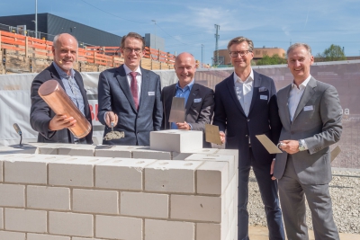 Im Foto von links nach rechts: Architekt Stefan Willwersch, Oberbürgermeister Wolfgang Lützner, Harald Supper, Technischer Direktionsleiter der Ed. Züblin AG, Frank Widmann, Geschäftsführer W2 Development und Ralf Simon, Geschäftsführer Competo Capital Partners. Foto: Jens Oswald