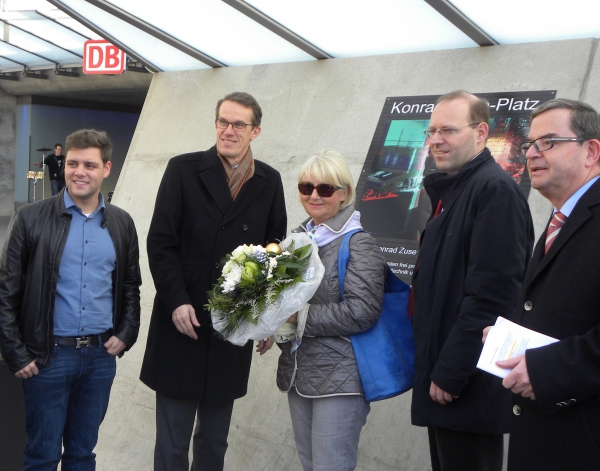 v.l.n.r.: Florian Wahl, MdL, Oberbürgermeister Wolfgang Lützner, Künstlerin Ingeborg Müller, Oberbürgermeister Dr. Bernd Vöhringer und Peter Brenner, GF Zweckverband Flugfeld