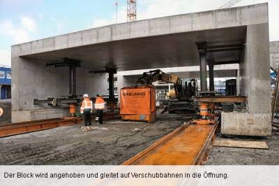 Einschub der Betonblöcke zur Fußgängerunterführung